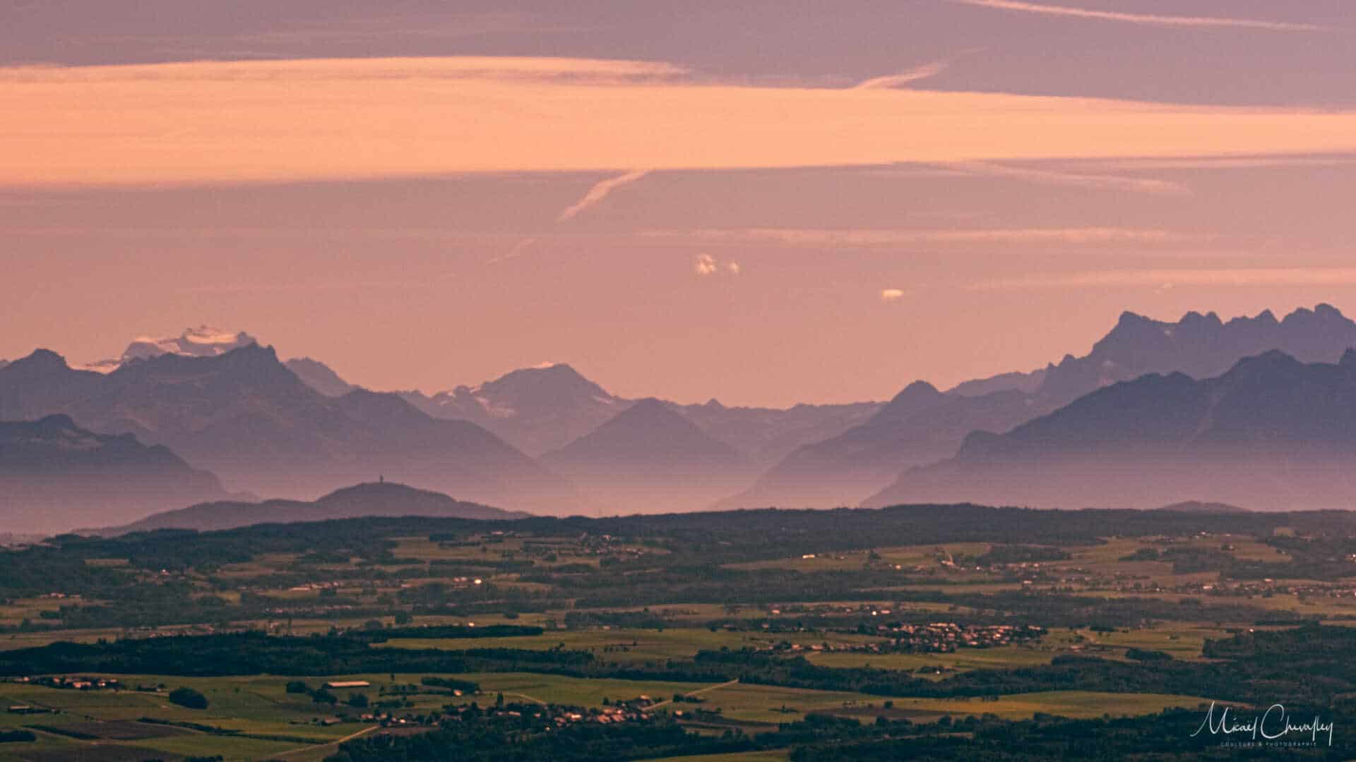 Les Alpes derrière la plaine du Nord-Vaudois.